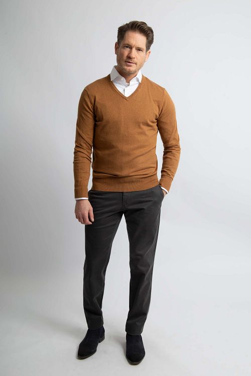 Steppin' Out Pullover Cotton Cashmere V-Neck Camel Model / Voorkant