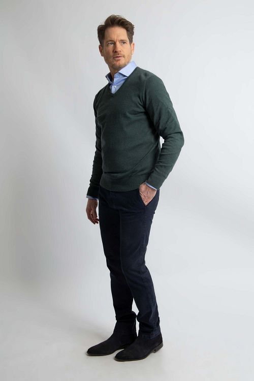 Steppin' Out Pullover Cotton Cashmere V-Neck Dark Green Model / Voorkant