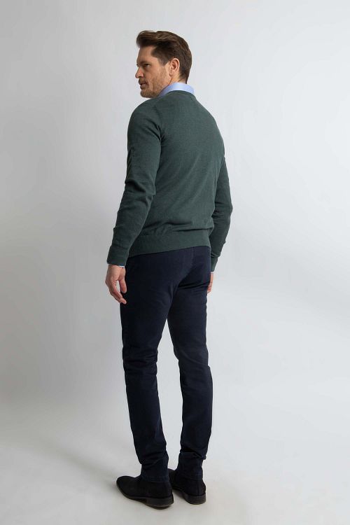 Steppin' Out Pullover Cotton Cashmere V-Neck Dark Green Model / Achterkant