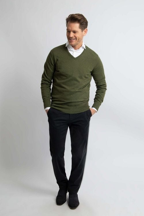 Steppin' Out Pullover Cotton Cashmere V-Neck Olive Green Model / Voorkant