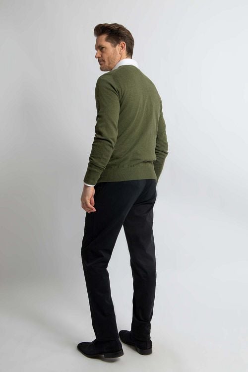 Steppin' Out Pullover Cotton Cashmere V-Neck Olive Green Model / Achterkant