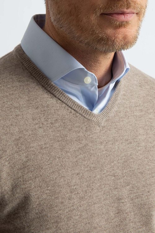 Steppin' Out Pullover V-Neck Merino Wool Light Brown Model / Detail