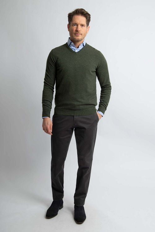Steppin' Out Pullover V-Neck Merino Wool Olive Green Model / Voorkant
