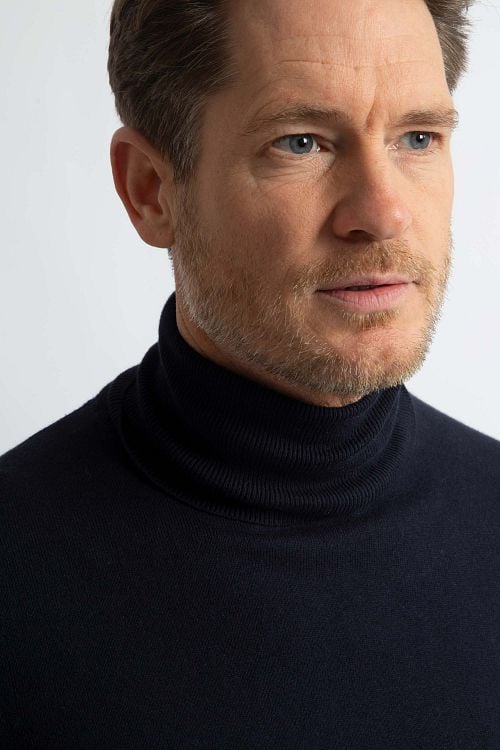 Steppin' Out Rollneck Pullover Cotton Cashmere Navy Model / Detail