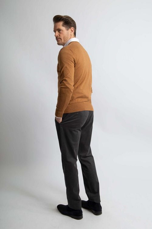 Steppin' Out Trui Cotton Cashmere V-hals Camel Model / Achterkant