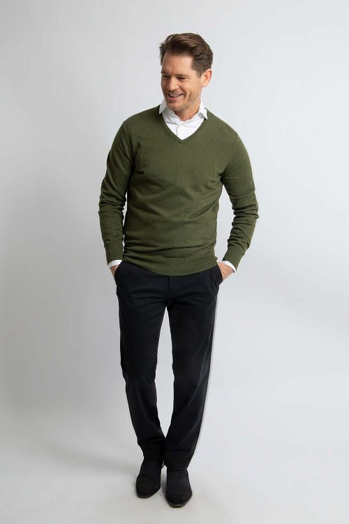 Steppin' Out Trui Cotton Cashmere V-hals Olijfgroen Model / Voorkant