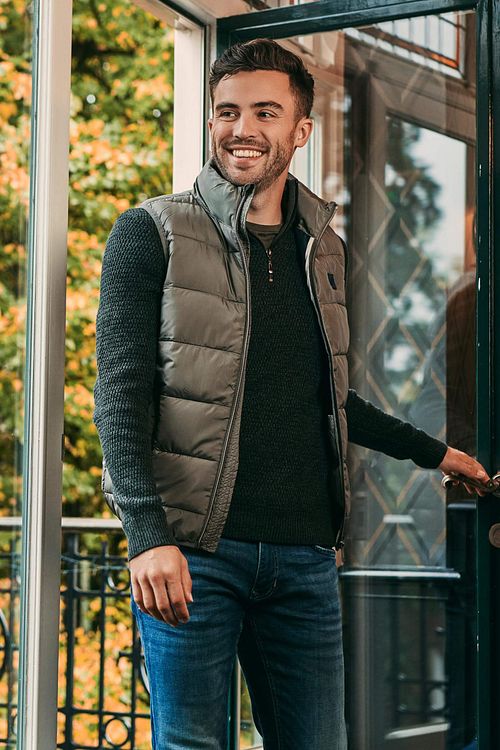 Suitable Bodywarmer Mountain Dark Green Model / Voorkant with Bram