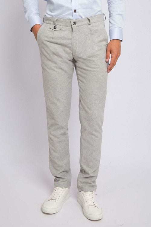 Suitable Chino Pico Pleat Flanel Lichtgrijs Model / Voorkant met Folkert