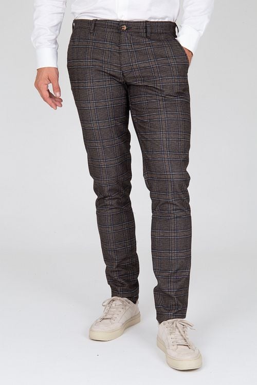 Suitable Chino Pico Ruiten Bruin Model / Voorkant met Emiel