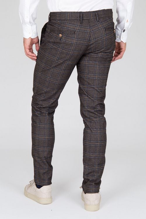 Suitable Chino Pico Ruiten Bruin Model / Achterkant met Emiel