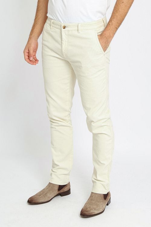 Suitable Chino Plato Corduroy Off White Model / Voorkant met Bram