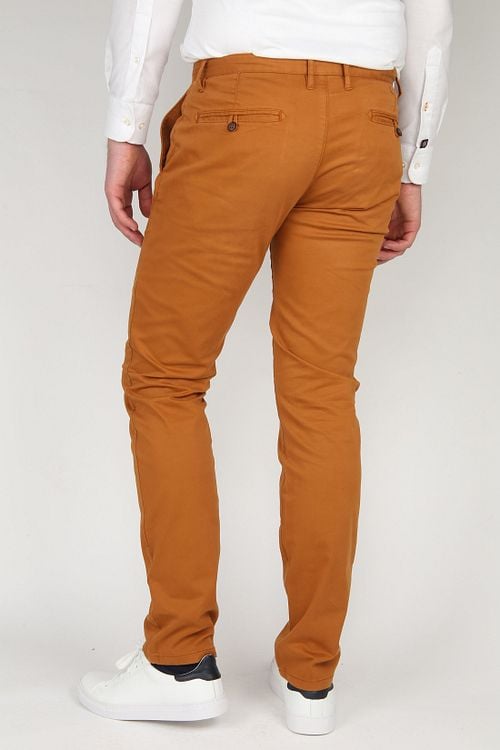 Suitable Chino Sartre Caramel Model / Achterkant