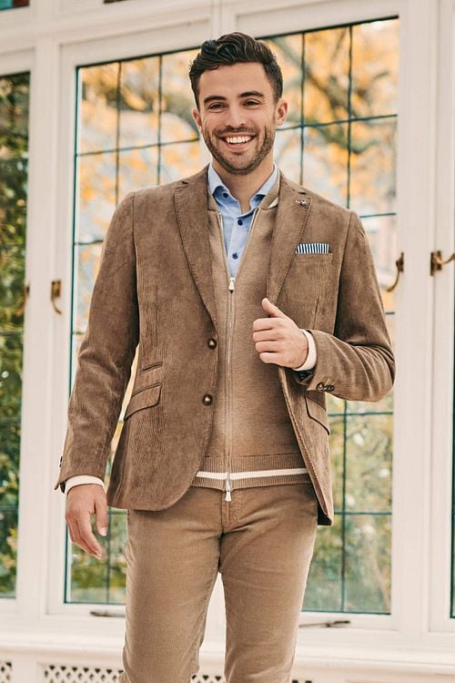 Suitable Colbert Heleen Corduroy Bruin Model / Voorkant met Bram