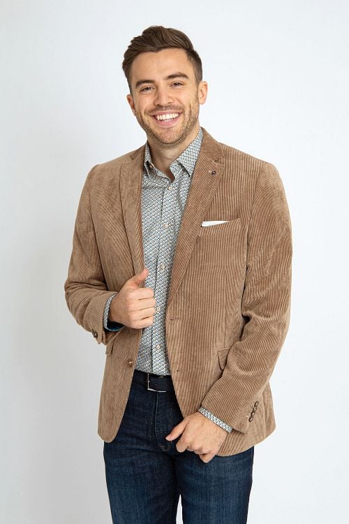 Suitable Colbert Heleen Corduroy Camel Model / Voorkant with Bram