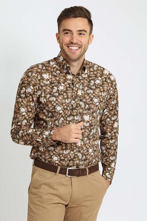 Suitable Hemd Paisley Grün Beige Model / Voorkant mit Bram