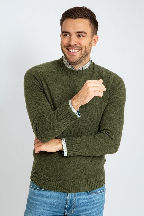 Suitable Lambswool Pullover O-Neck Olive Green Model / Voorkant with Bram