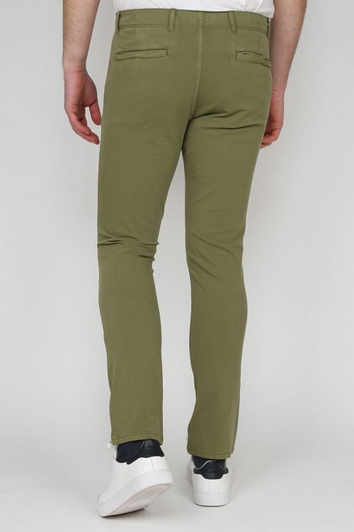 Suitable Milton Skinny-Fit Chino Groen Model / Achterkant