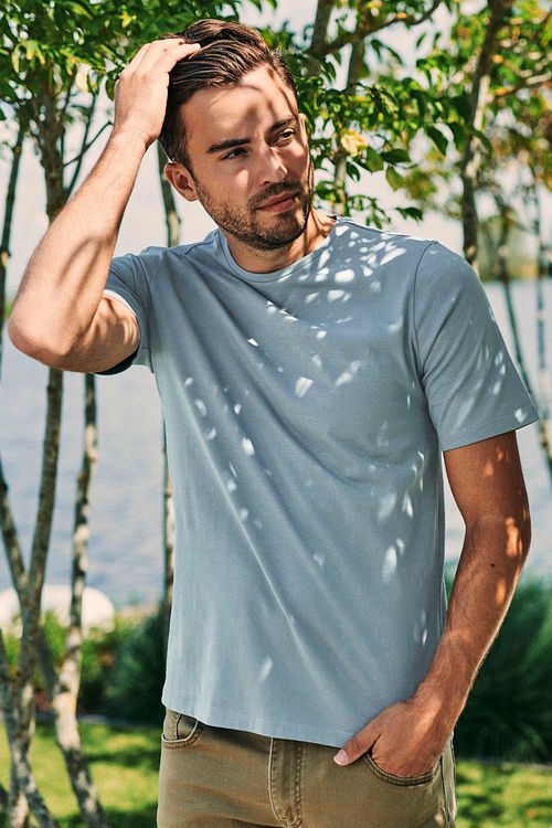 Suitable Respect T-shirt Jim Steel Groen Model / Voorkant met Bram