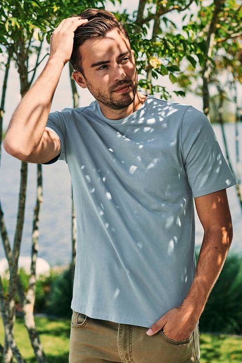 Suitable Respect T-shirt Jim Steel Grün Model / Voorkant mit Bram