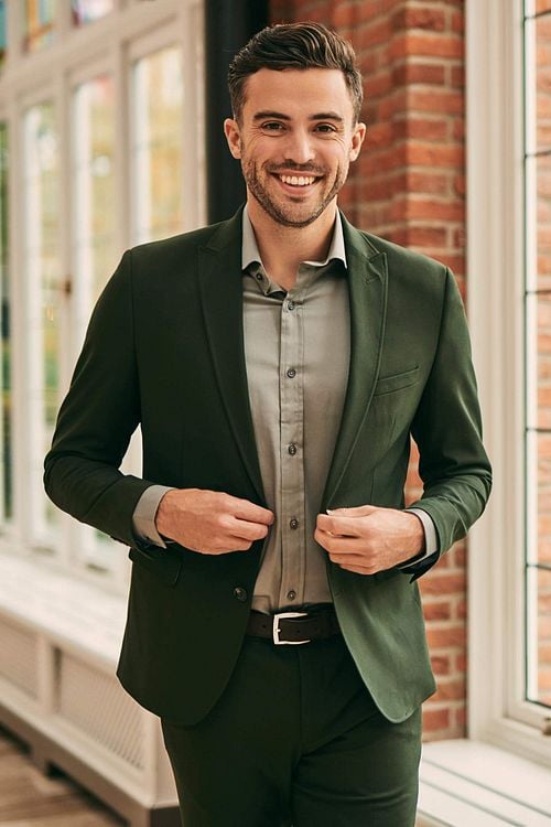 Suitable Sneaker Suit Olijfgroen Model / Voorkant met Bram