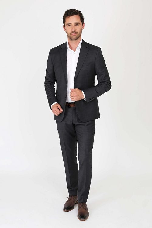 Suitable Suit Toulon Serge Wool Uni Black Model / Voorkant with Emiel