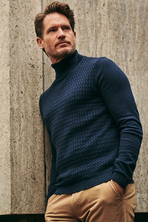 Suitable Turtleneck Cable Navy Model / Sfeerbeeld