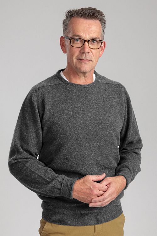 William Lockie O lambswool Cliff Grey Model / Voorkant