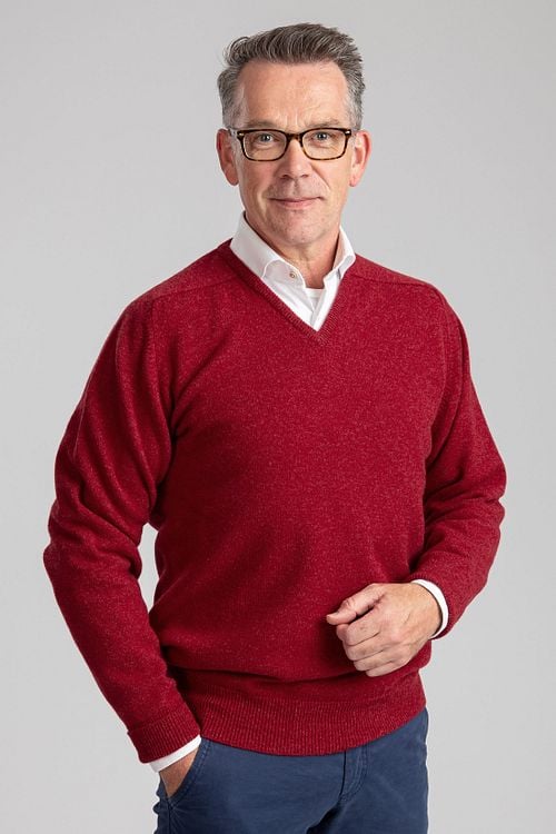 William Lockie Pullover Lamswol V Poppy Model / Voorkant