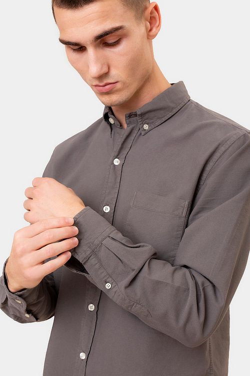 Colorful Standard Chemise Gris Orage Model / Detail