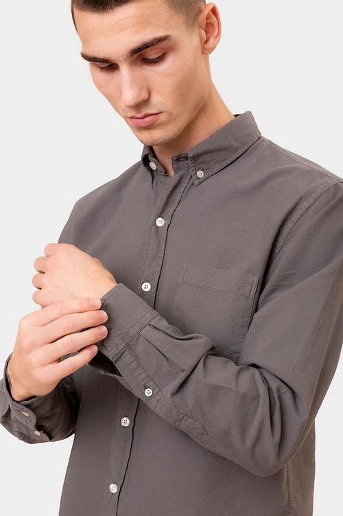 Colorful Standard Hemd Storm Grey Model / Detail