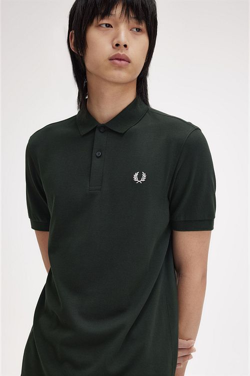 Fred Perry Polo M6000 Dark Green V10 Model / Sfeerbeeld