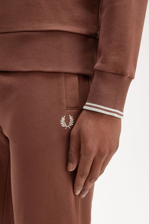 Fred Perry Half Zip Trui Whisky Bruin Model / Detail