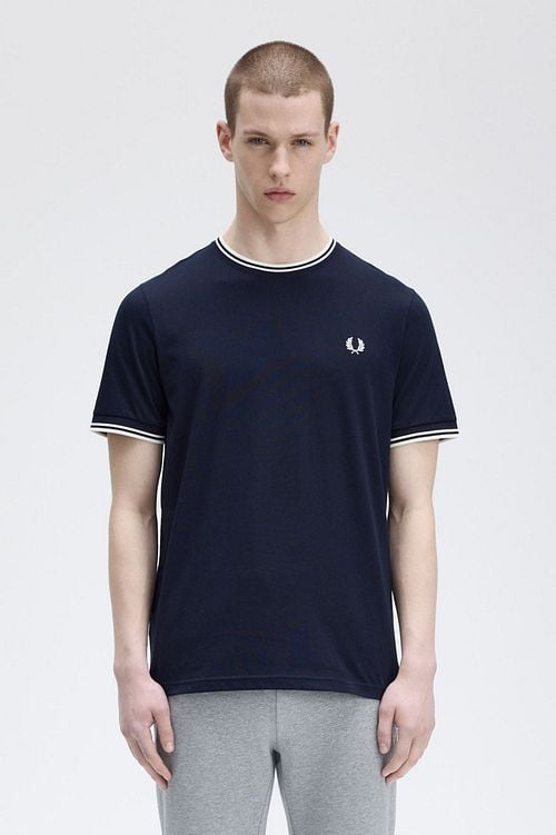 Fred Perry M1588 Twin Tipped T-shirt Donkerblauw Model / Voorkant