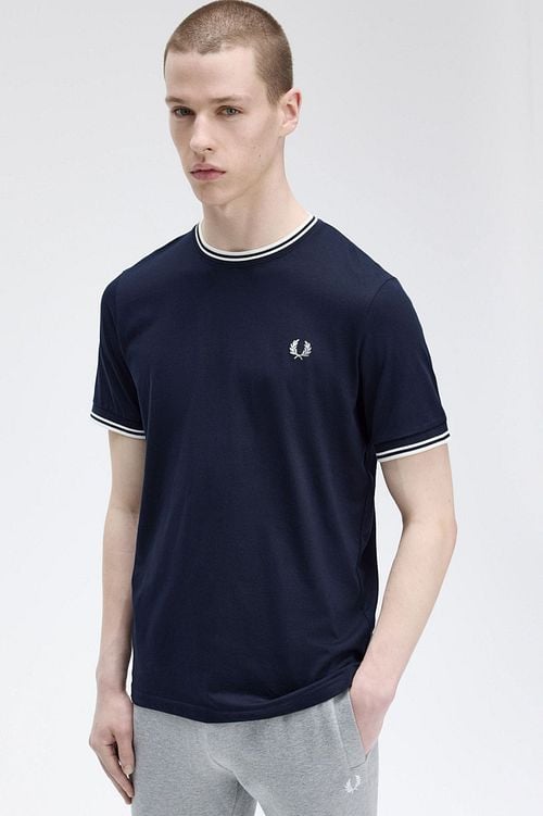 Fred Perry M1588 Twin Tipped T-shirt Donkerblauw Model / Voorkant