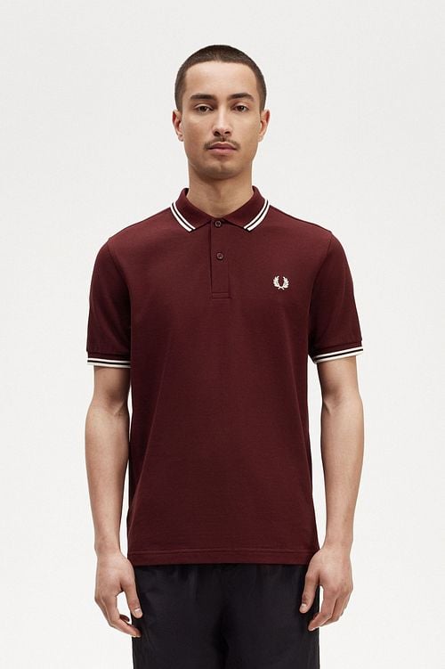 Fred Perry Polo M3600 Bordeaux Model / Voorkant