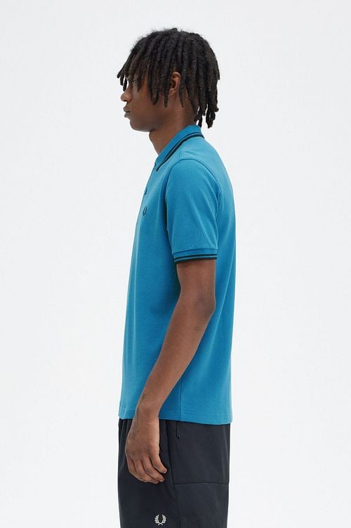 Fred Perry Polo M3600 Mid Blauw V35 Model / Zijkant