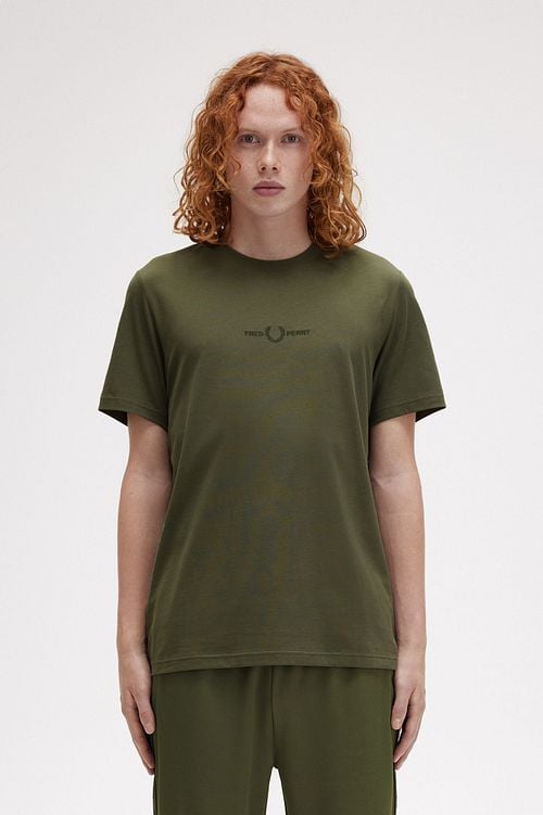 Fred Perry T-Shirt M4580 Olijfgroen Model / Voorkant