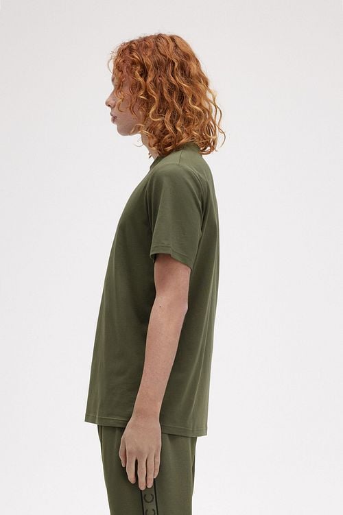 Fred Perry T-Shirt M4580 Olijfgroen Model / Zijkant