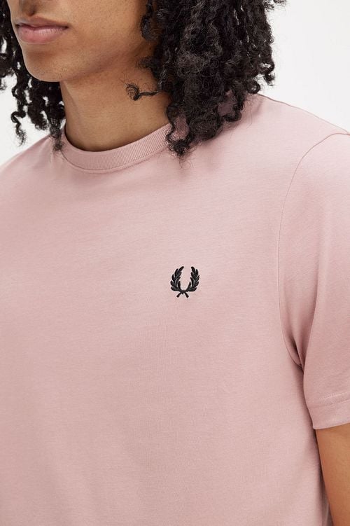 Fred Perry T-Shirt Oud Roze Model / Detail