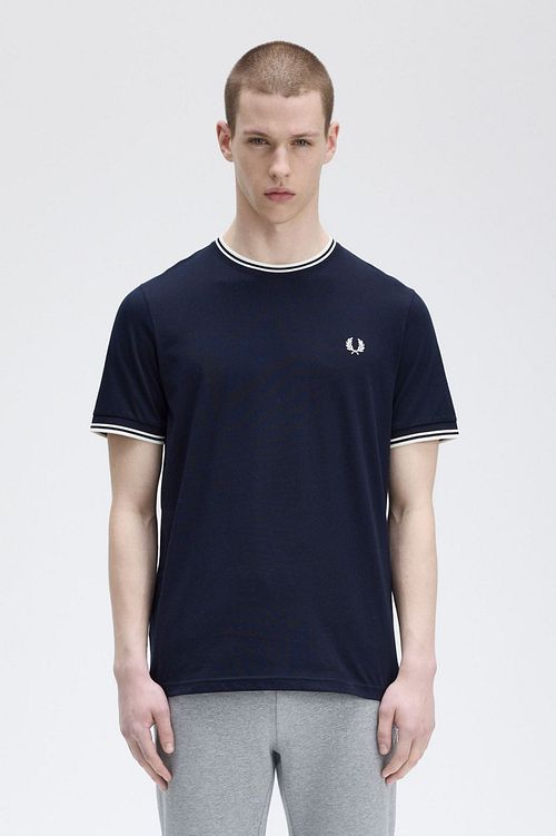 Fred Perry T-shirt Twin Tipped M1588 Bleu Foncé Model / Voorkant