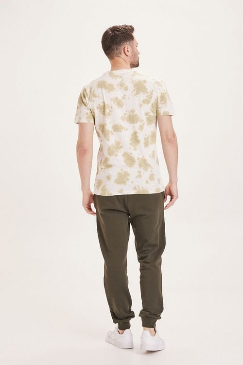 KnowledgeCotton Apparel Teak Sweatpants Dark Green Model / Achterkant