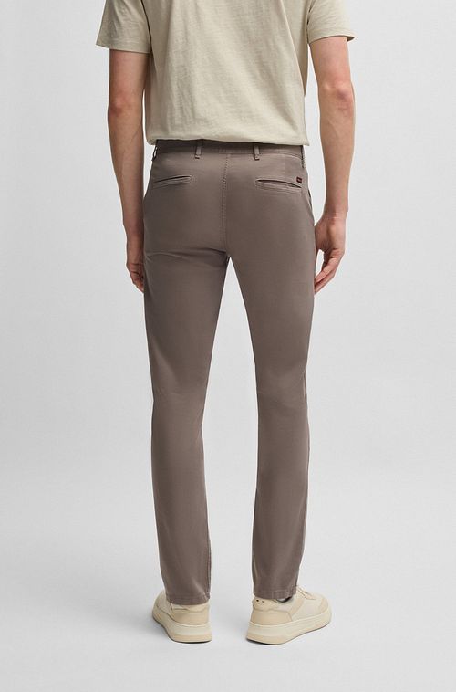 BOSS Chino Slim Pastel Brown Model / Achterkant