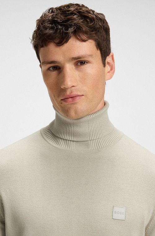 BOSS Pull Col Roulé Akiro Beige Model / Detail