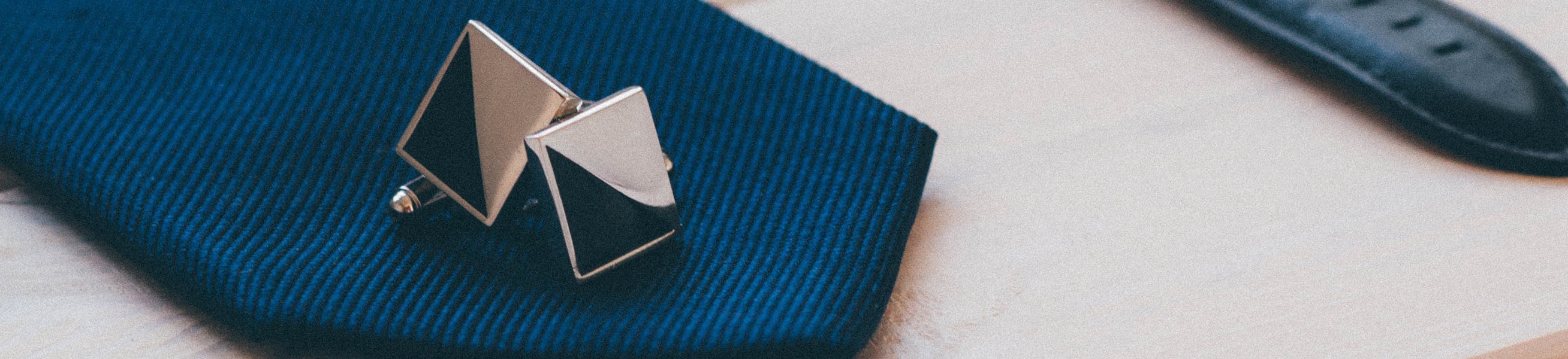 Shoppe Manschettenknöpfe für Ihr neues Hemd bei Suitable ✔ +22 Farben, ab €12,50 ✔ Schnelle Lieferung ✔ Trusted Shops 4.8/5 (+1000 Bewertungen)